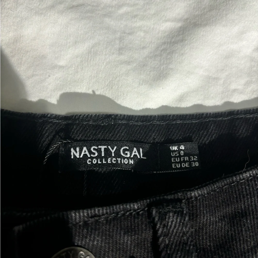 Nasty Gal Women's Black High Waisted Mom Denim Shorts Size 0 - Picture 3 of 5